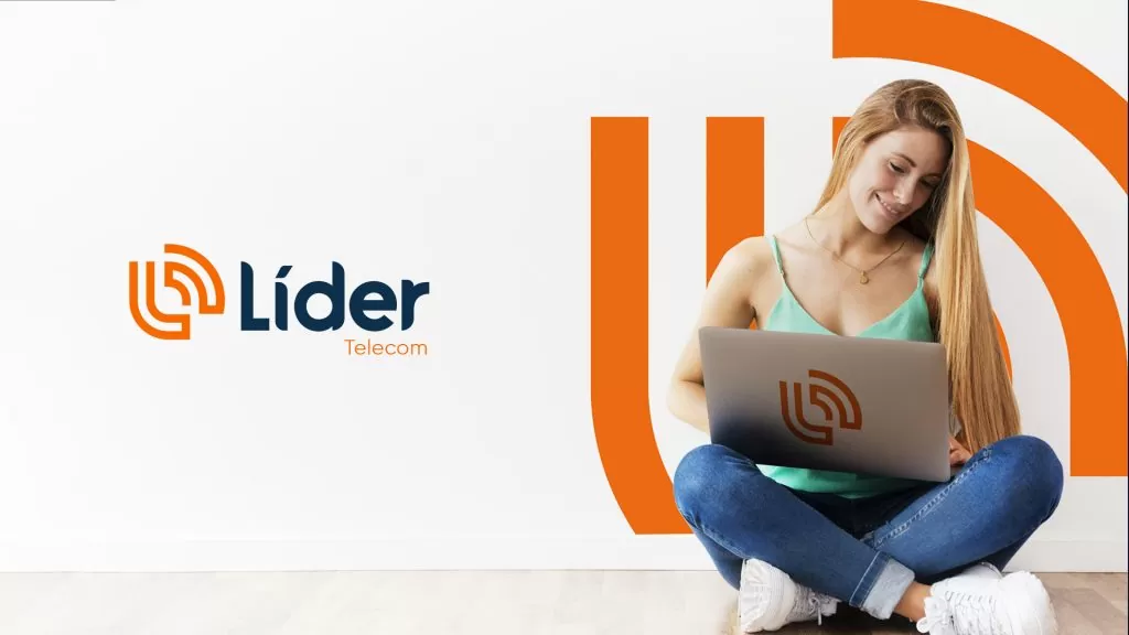 Logo Líder Telecom colorida sobre fundo claro, ao lado de mulher de blusa verde usando notebook com o símbolo, diante de arcos laranja