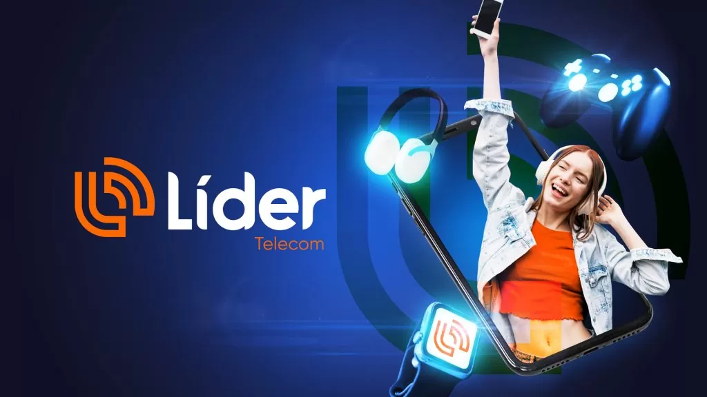 Logo Líder Telecom em branco e laranja sobre fundo azul, ao lado de jovem de fones de ouvido saindo da tela de um celular, com fone, controle de videogame e relógio com o símbolo