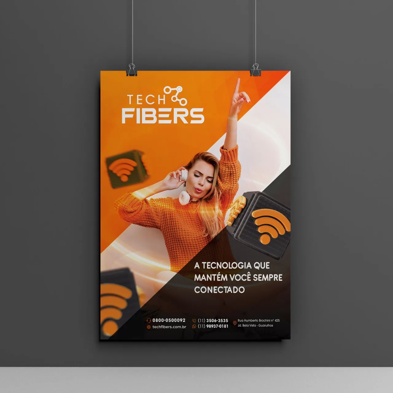Banner vertical pendurado, em laranja e grafite, com mulher de fones de ouvido, o logotipo e o slogan da marca