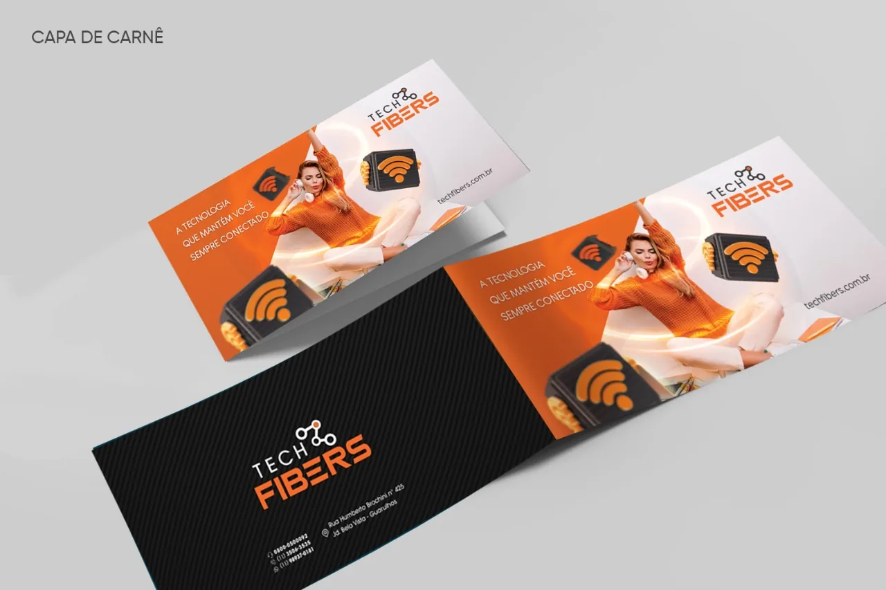 Capa de carnê grafite e laranja com o logotipo Tech Fibers, aberta sobre fundo cinza
