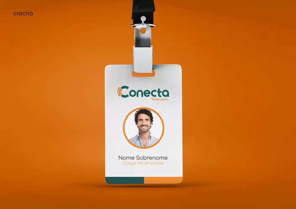 Crachá vertical branco com a logo Conecta Telecom, foto de colaborador e faixas verde e laranja na base, preso a cordão preto