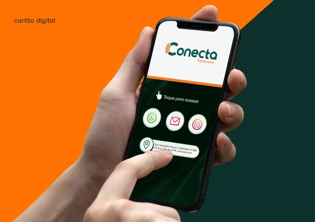 Mão segurando um smartphone com o cartão digital da Conecta Telecom e botões de WhatsApp, e-mail, Instagram e localização