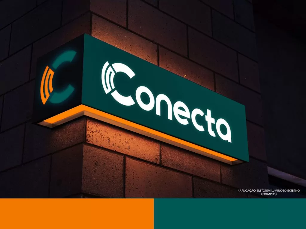 Totem luminoso externo, à noite, com a logo Conecta em branco sobre fundo verde e faixa de luz laranja