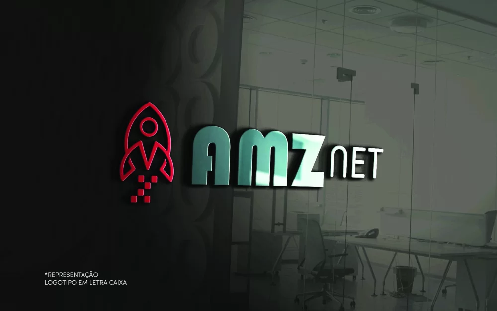 Logo AMZ Net em letra caixa tridimensional, com o símbolo em vermelho, sobre parede escura de um escritório