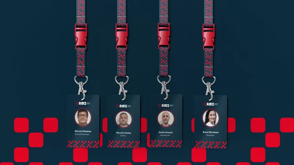 Quatro crachás de colaboradores da AMZ Net, com foto, nome e cargo, presos a cordões com padrão de pixels vermelhos