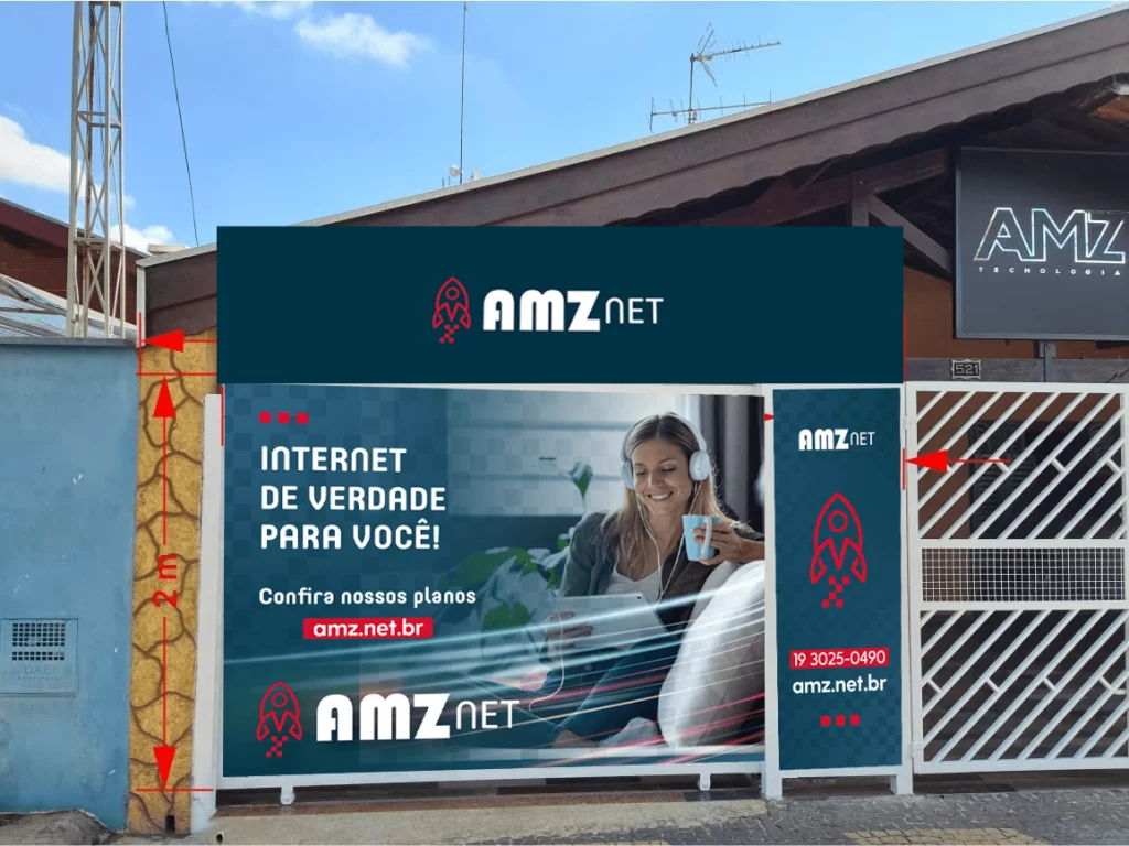 Simulação sobre foto de uma fachada: painel azul-escuro superior com a logo AMZ Net, grande adesivo frontal com mulher de fones de ouvido e a frase Internet de verdade para você, e faixa vertical lateral com o símbolo, telefone e site