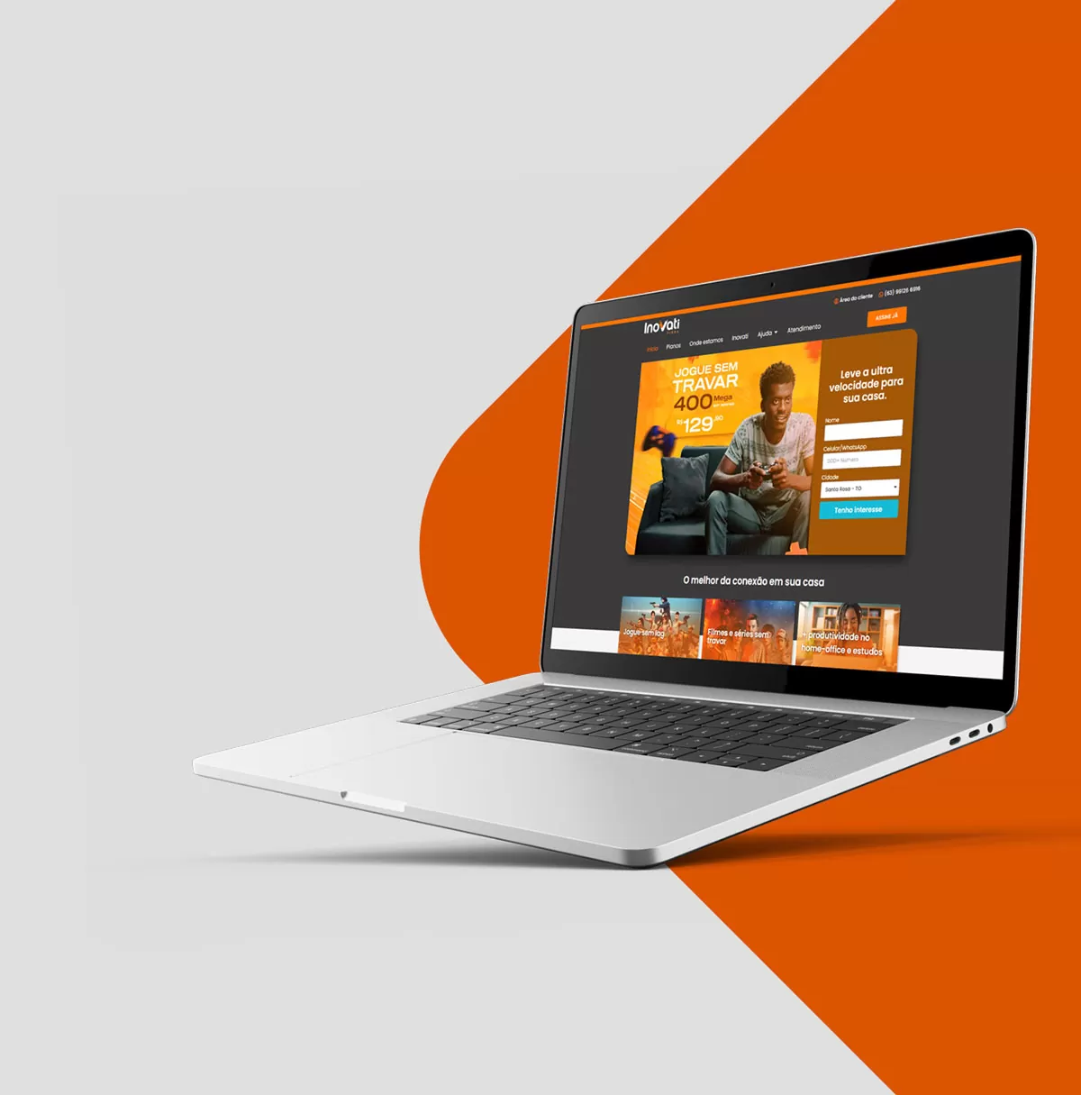 Site da Inovati Fibra em um notebook, com a página inicial e o formulário de interesse