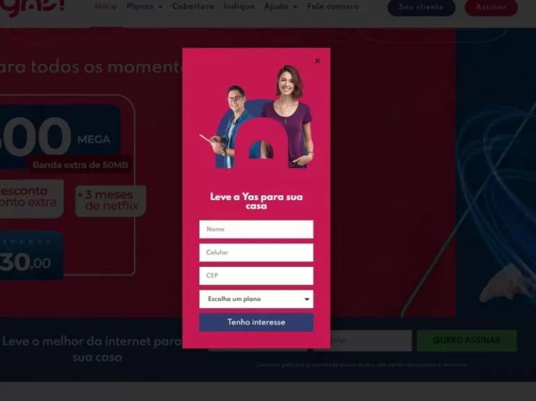 Pop-up de formulário do site da Yas Telecom com os campos nome, celular, CEP e escolha de plano, sobre a página inicial