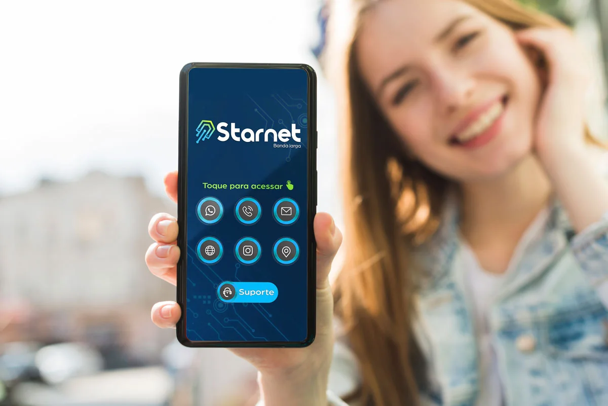 Mão segurando um smartphone com o cartão de visita digital da Starnet, com seis ícones de contato e o botão Suporte, diante de uma jovem sorrindo