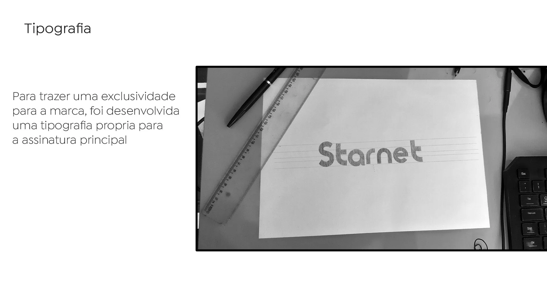 Slide sobre a tipografia própria da marca, com a foto de um papel com o nome Starnet desenhado a lápis sobre linhas-guia, ao lado de régua e caneta