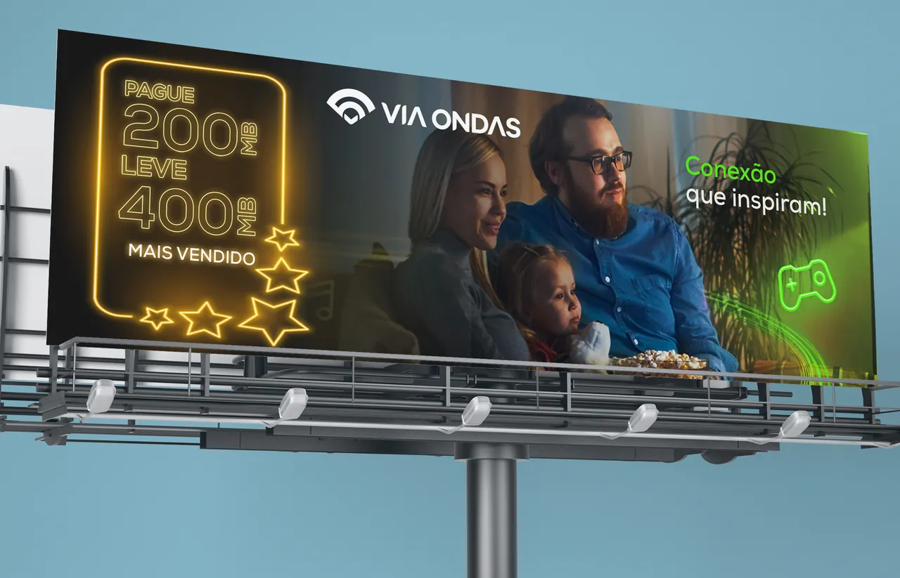 Outdoor com o logotipo da Via Ondas, uma família no sofá e uma oferta de plano em letras luminosas