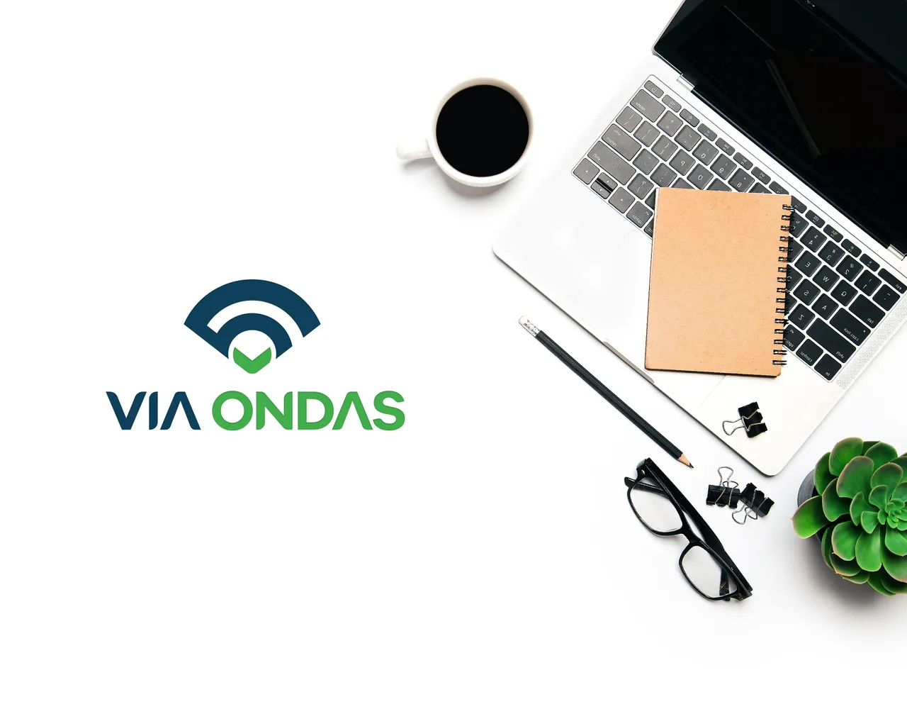 Logotipo da Via Ondas: símbolo em arcos azuis com um check verde sobre o nome VIA ONDAS em azul e verde, ao lado de notebook, caderno e xícara de café